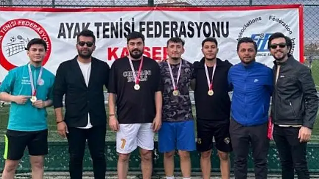 Ayak tenisi tutkunları Kayseri'de buluştu