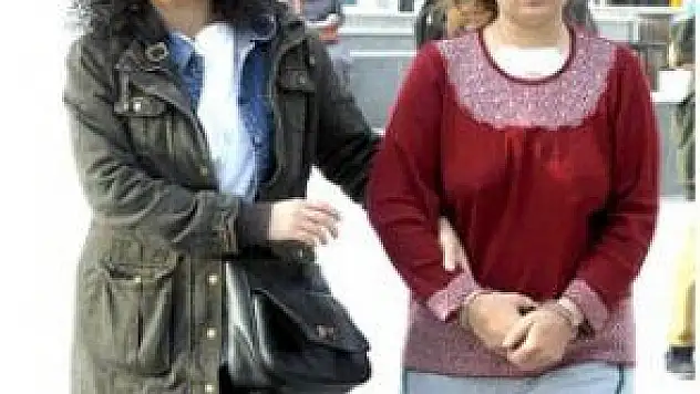 9 AYLIK BEBEĞİNİ VE ANNESİNİ BIÇAKLAYARAK ÖLDÜREN KADIN, ADLİYEYE SEVK EDİLDİ