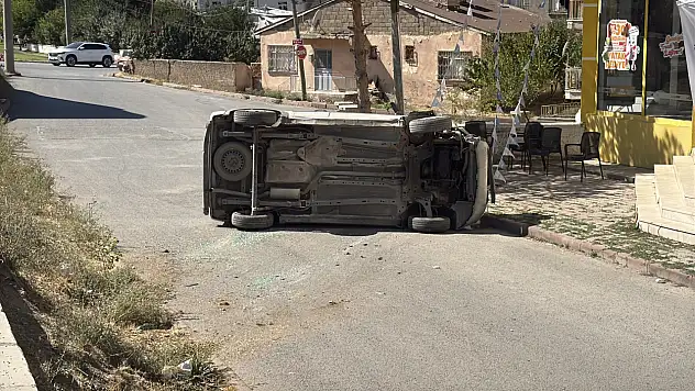 Aynı istikamette giden araçlar kaza yaptı! Biri yoldan çıkarak devrildi