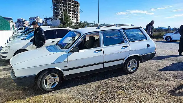 Hırsızlar, önce teybi ardından aküyü en son da otomobili çalındı