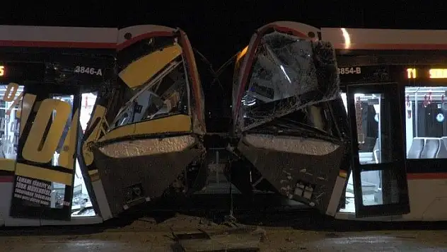 Flaş! İki tramvay çarpıştı, yaralılar var...