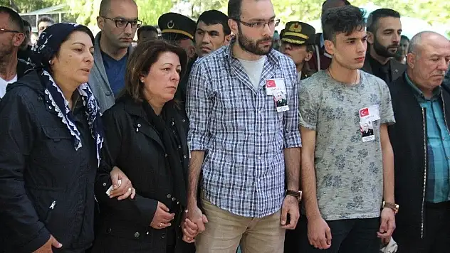 Babalarını el ele uğurladılar