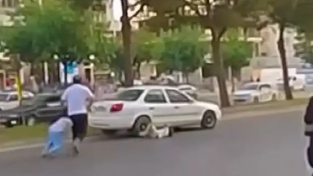 Babalarıyla yolun karşısına geçmeye çalışan çocuklardan acı haber