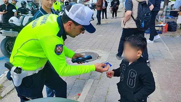 Trafik polislerinden erdem davranış: Babasına ceza, çocuğuna hediye