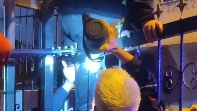 Kapının üzerinden geçmek isterken bacağına demir korkuluk saplandı!