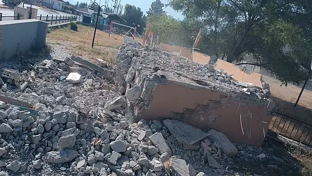 Bağlantıları hatalı çıktı! Kayseri'deki şadırvan yıkıldı