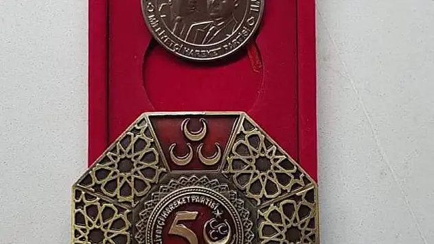Bahçeli'den Yusuf Halaçoğlu'na dikkat çeken hediye 