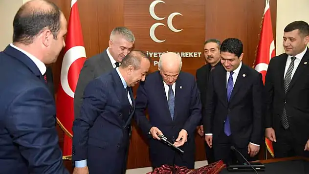 Bahçeli'ye 149 Yıllık Tabanca Hediye Etti