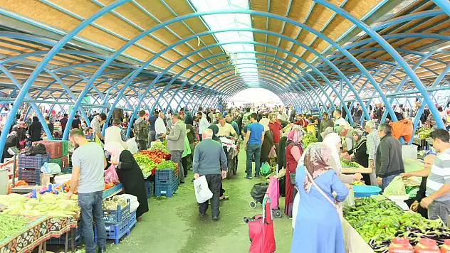 Bak sen şu havucun yaptığına! Çarşı pazarda dikkat çeken tablo...