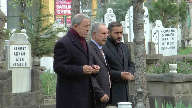 Akar, aile kabristanını ziyaret etti