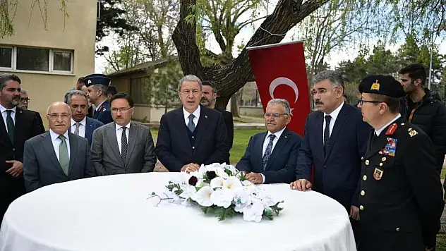 Bakan Akar bayramlaşmalara TOGG ile katıldı
