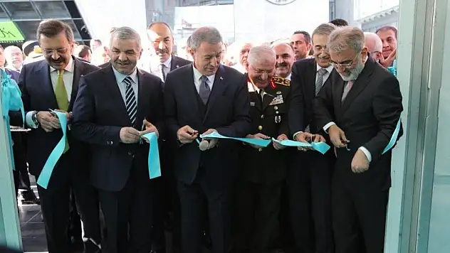 Bakan Akar, Millileştirilecek Malzemeler Sergisi'ni açtı