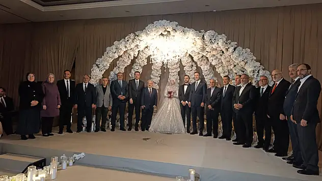 Bakan Bayraktar'ın da katıldığı düğünde Kayserili Başkan nikah şahidi oldu