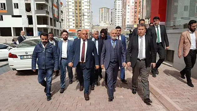 Bakan Elitaş referandum çalışmasında vatandaşı tıraş etti