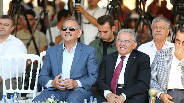 Bakandan başkana, başkandan bakana övgü!