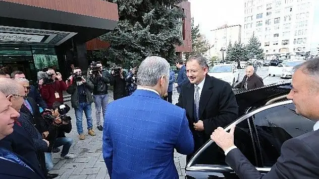 Bakan Özhaseki Kayseri Büyükşehir Belediyesi'ni örnek gösterdi