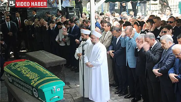 Bakan Özhaseki annesini son yolculuğuna uğurladı