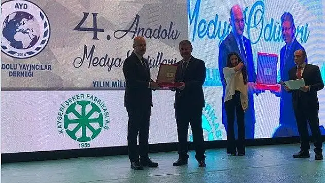Bakan Soylu'dan Başkan Akay'a plaket
