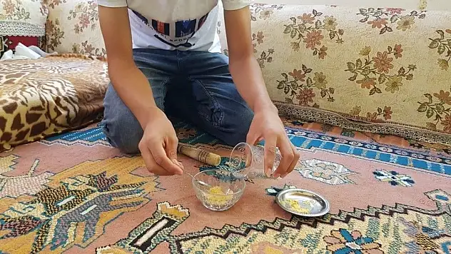 Yavru kuşa gözü gibi bakıyor