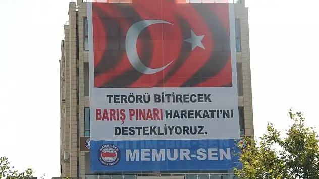 Barış Pınarı Harekatı'na Memur-Sen'den Pankartlı destek
