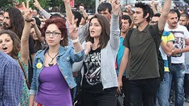 BAŞBAKAN ÜLKEYİ DEĞİL AİLESİNİ DÜŞÜNÜYOR!