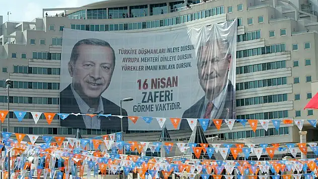 Başbakan Yıldırım'ın miting yapacağı alana dev pankart