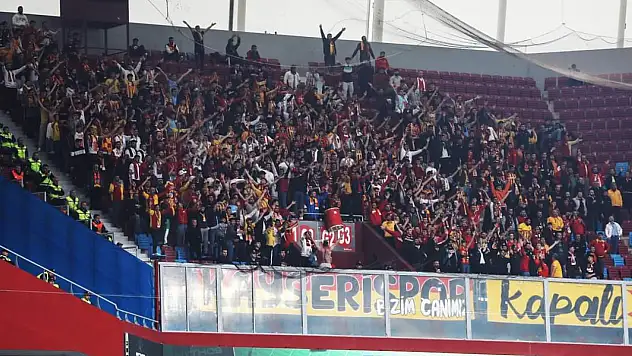 Başkan Ali Çamlı taraftarla bakın ne yaptı! Sus işareti..!
