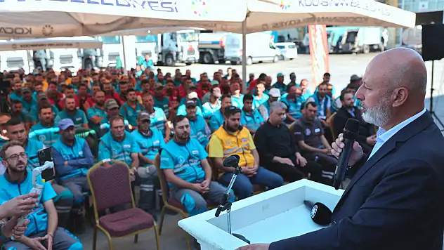 Başkan, bayramda dur durak bilmeyen emekçilerle bayramlaştı