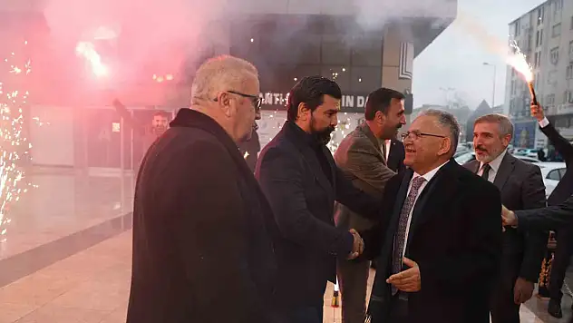 Başkana, meşaleli karşılama