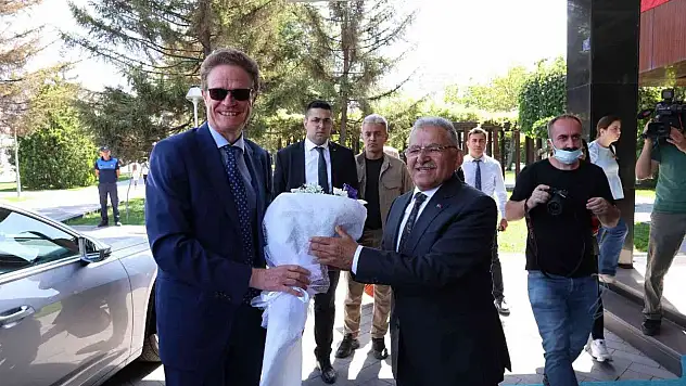 Büyükkılıç, 1 bakan yardımcısı ve 3 büyükelçiyi makamında ağırladı