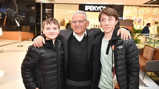 Başkan Büyükkılıç, gençlerle fotoğraf çektirdi