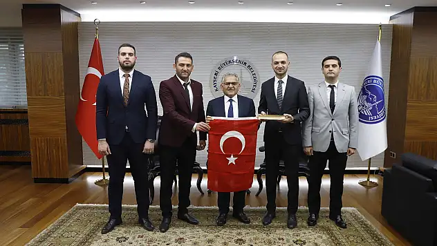 Başkan Büyükkılıç'a Ülkücü Gençlikten Anlamlı Hediye