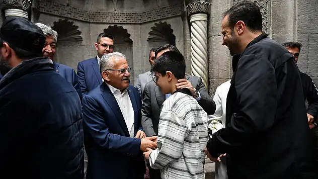 Başkan Büyükkılıç bayram sabahında vatandaşlarla