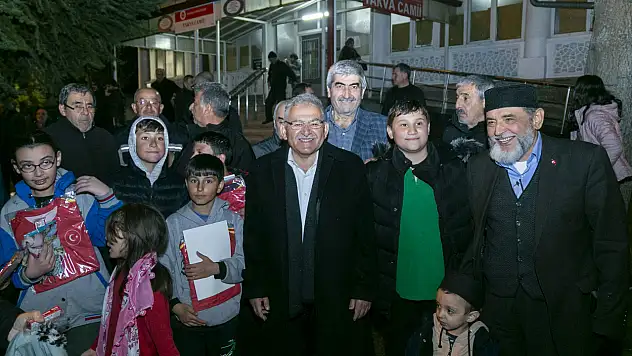 Başkan Büyükkılıç, çocuklara Kayserispor forması dağıttı