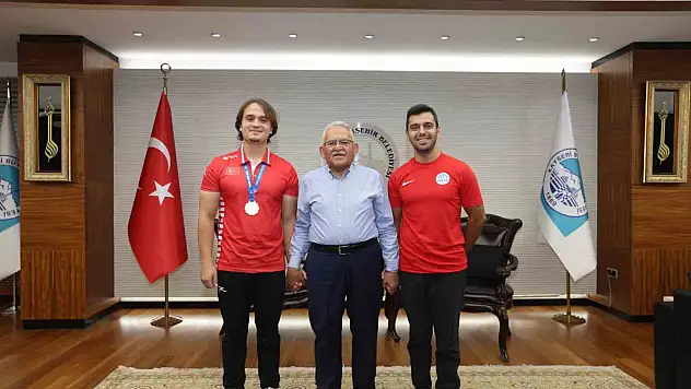 Dünya şampiyonu Arslan'dan, Başkan Büyükkılıç'a hediye