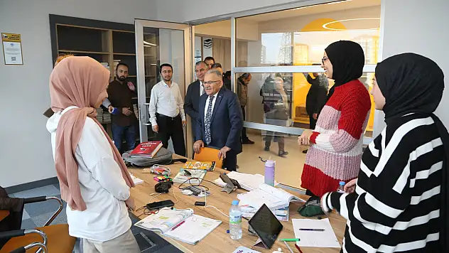 Başkanın gençlerle keyifli sohbeti