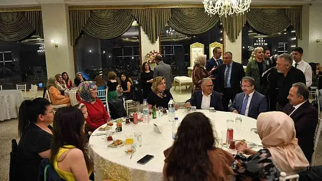 Büyükkılıç hemşire ve ebelerle buluştu