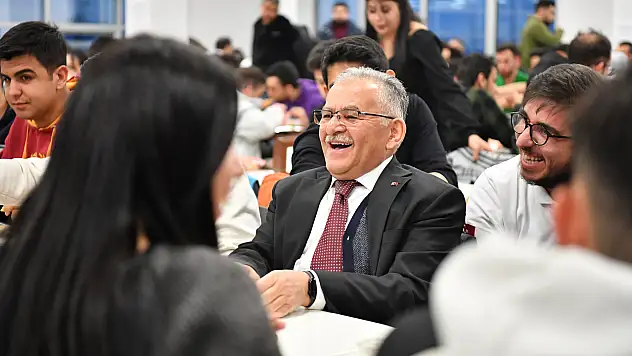 Başkan Büyükkılıç'ın öğrencilerle iftar keyfi