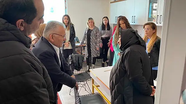 Başkan Büyükkılıç, Kızılay Yardım Toplama Merkezi'ni ziyaret etti