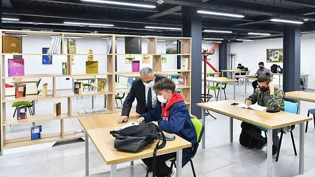 Büyükkılıç kütüphanede gençlerle buluştu