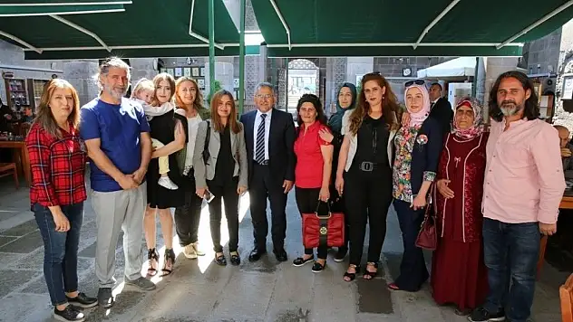 Başkan Büyükkılıç, 'Metalden şeyler' sergisini gezdi
