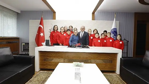 Başkan Büyükkılıç, koltuğu devretti