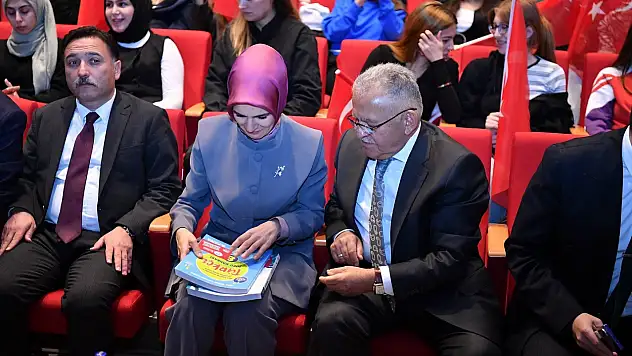 Başkan Büyükkılıç öğrencilere binlerce kaynak kitap dağıttı