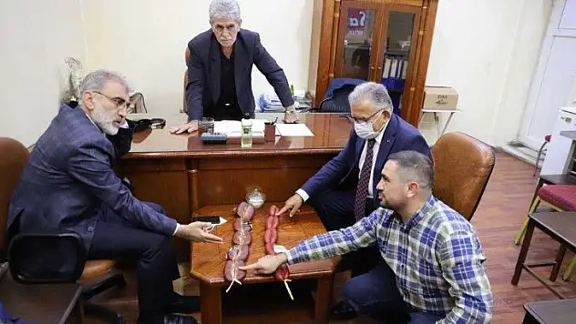 Başkan Büyükkılıç pastırma ve sucuğun merkezi Karpuzatan'da esnafla buluştu
