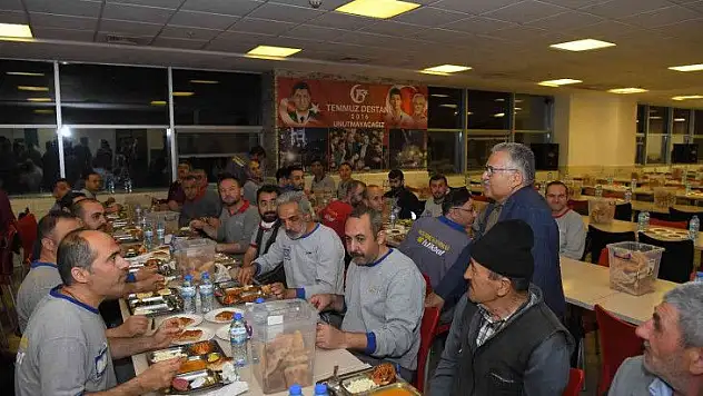 Başkan Büyükkılıç sahuru mobilya işçileriyle yaptı