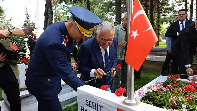 Başkan Büyükkılıç şehitlik ziyaretinde