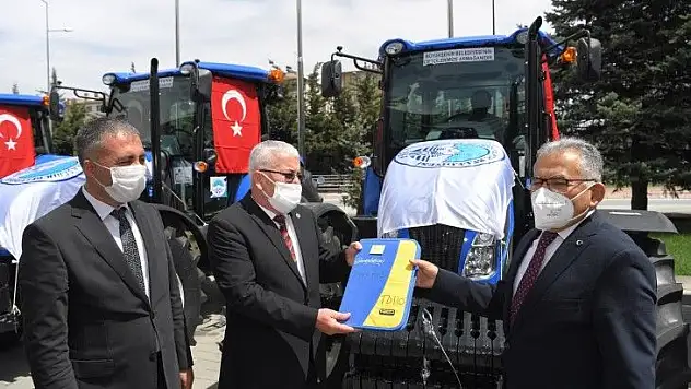 Başkan Büyükkılıç'tan 5 ilçeye 5 traktör
