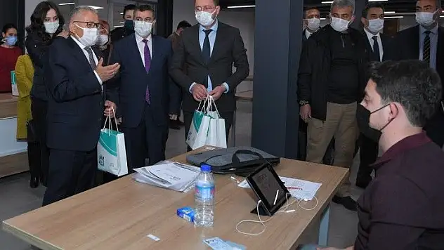 Başkan Büyükkılıç'tan kütüphane ziyareti