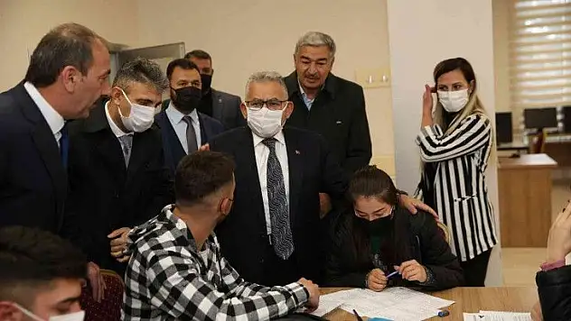 Büyükkılıç, o ilçede muhtarlara seslendi: Nezaketli insanlarsınız! İncitmeden söyleyebilirsiniz...