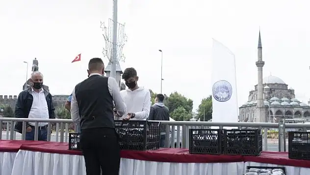 Başkan Büyükkılıç vatandaşlara aşure dağıttı